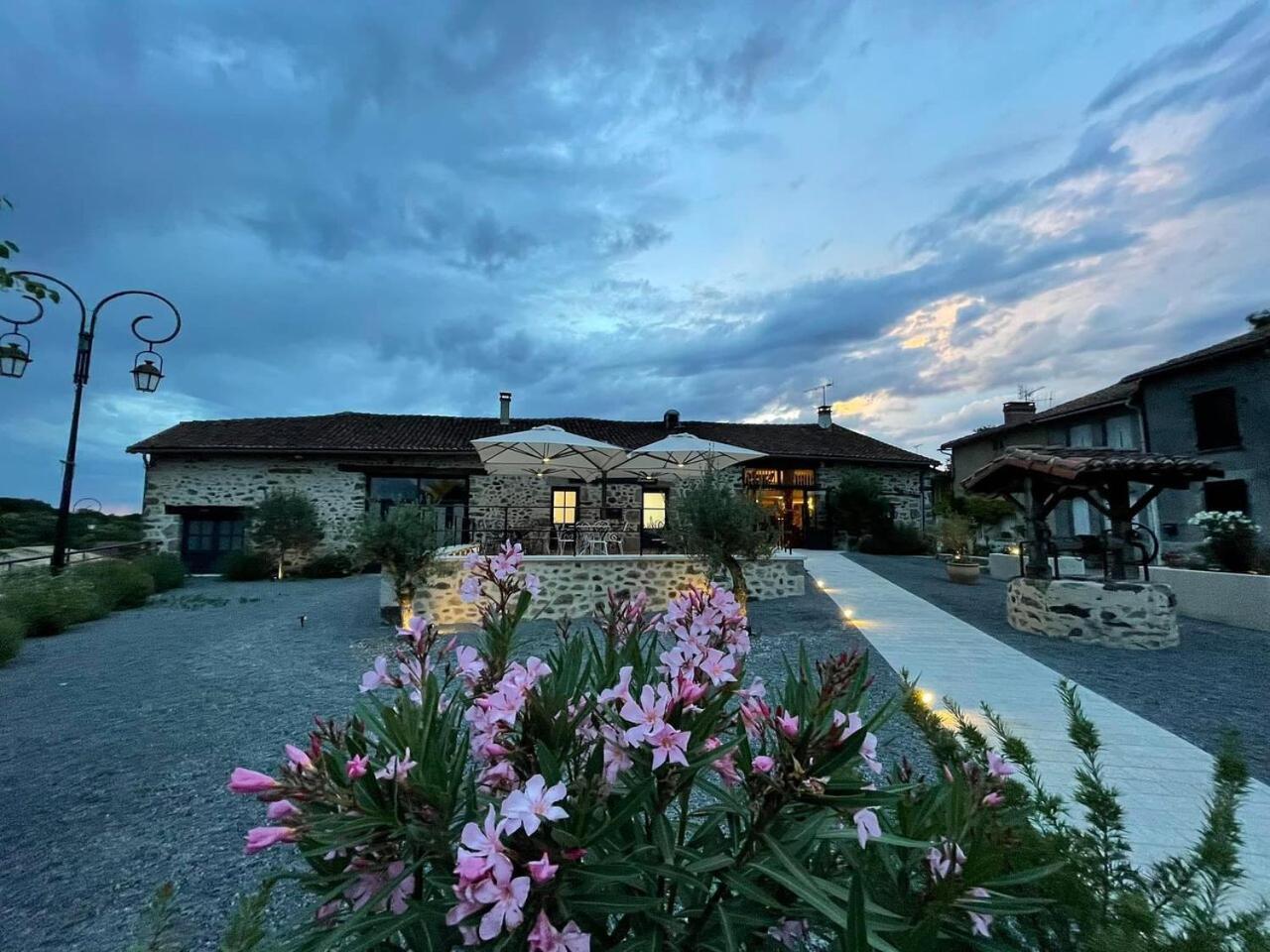 Villa Tagibao Avec Piscine Chauffee Et Spa Lesterps Exterior foto