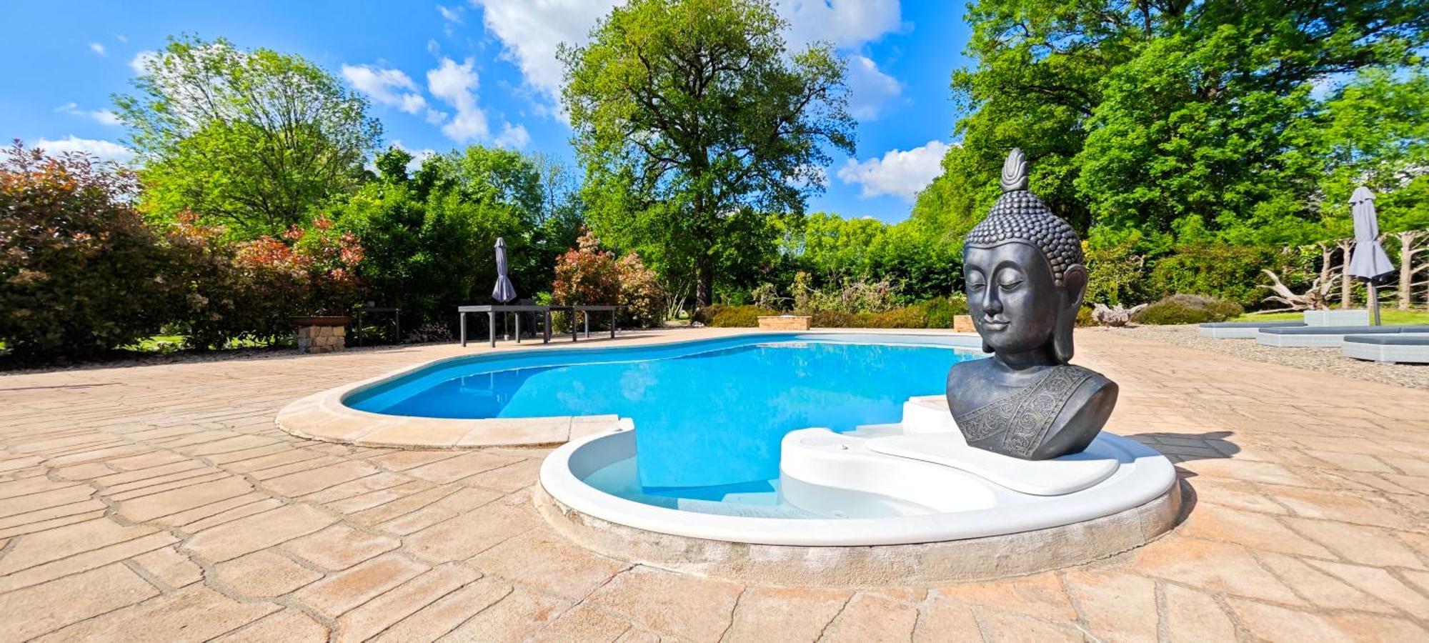 Villa Tagibao Avec Piscine Chauffee Et Spa Lesterps Exterior foto